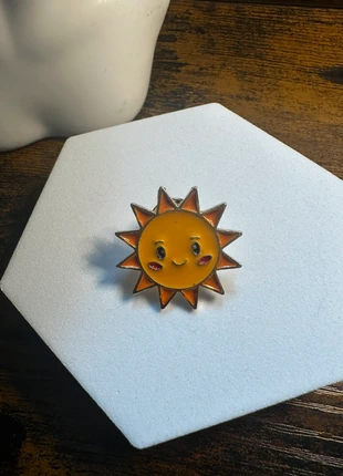 🌙Pin’s sun witch, condizioni: Ottime, €2.00, €2.80 include la Protezione acquisti