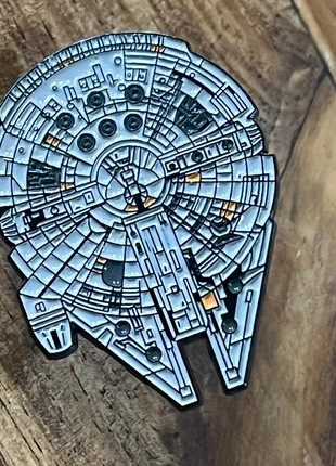 Pin millenium falcon en metal, marca: Star Wars, estado: Novo sem etiquetas, €6.00, €7.00 inclui Proteção do Comprador