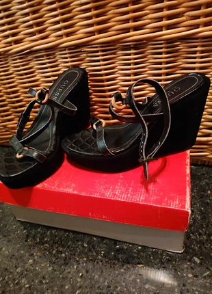 Sandalias negras de cuña Guess by Marciano, talla 36, marca: Guess by Marciano, estado: Muy bueno, tamaño: 36, 45,00 €, 47,95 € Protección al comprador incluida