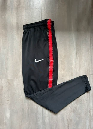 Pantalon de survêtement Nike x Atletico Madrid 17/18 | noir bande rouge | très bon état | taille S, merk: Nike, staat: Heel goed, maat: S, € 8,00, € 9,10 inclusief Kopersbescherming