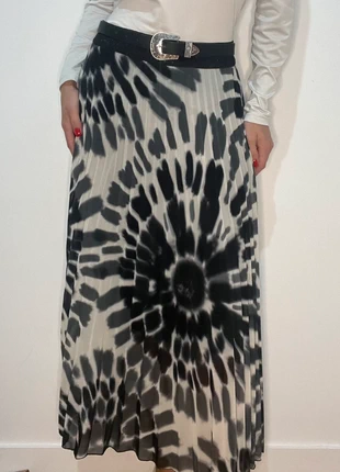 Jupe longue blanche avec imprimé géométrique gris et noir, marque: Boutique Parisienne, état: Très bon état, taille: S / 36 / 8, 20,00 €, 21,70 € Protection acheteurs (Pro) incluse