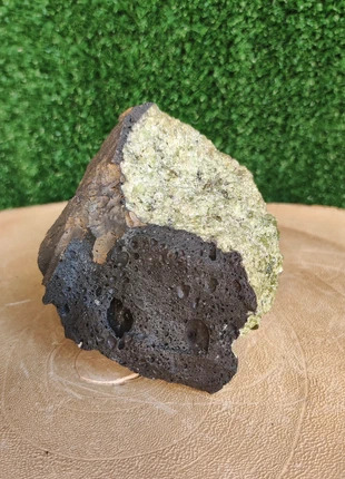 Gros spécimen de Chrysolite (Olivine) avec des cristaux de Péridot magnifique., merk: Mineralogie, staat: Heel goed, € 65,00, € 68,95 inclusief Kopersbescherming