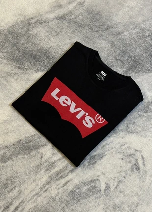 T-shirt Levi’s noir logo rouge imprimé, marque: Levi's, état: Très bon état, taille: S, 19,99 €, 21,69 € Protection acheteurs (Pro) incluse