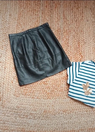 Jupe similicuir noire, merk: Bershka, staat: Heel goed, maat: S / 36 / 8, € 6,00, € 7,00 inclusief Kopersbescherming