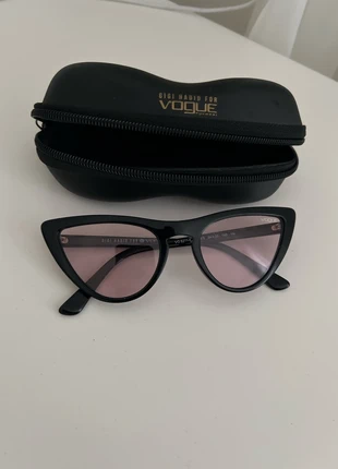 Zonnebril vogue, merk: Vogue, staat: Heel goed, € 12,00, € 13,30 inclusief Kopersbescherming