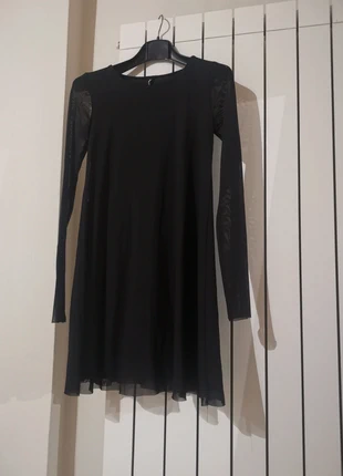 Vestito corto nero con maniche lunghe trasparenti, brand: Stradivarius, condizioni: Nuovo senza cartellino, taglia: M / IT 42 / EU 38, €15.00, €16.45 include la Protezione acquisti