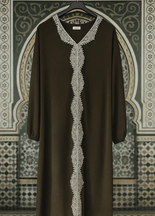 Khaki kleur djelaba of abaya, merk: SAMIRAA, staat: Nieuw zonder prijskaartje, maat: XL / 42 / 14, € 5,00, € 5,95 inclusief Kopersbescherming