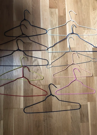 Lot de 10 cintres multicolored - rangement vêtement armoire métallique, zustand: Gut, 3,00 €, 3,85 € inklusive Vinted-Käuferschutz