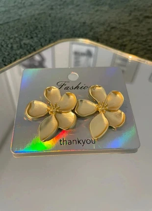 Boucles d’oreille fleur d’hibiscus dorées, marque: Boutique Parisienne, état: Neuf sans étiquette, 4,00 €, 4,90 € Protection acheteurs (Pro) incluse