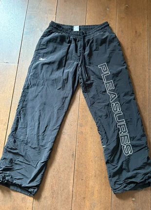 Reebok x Pleasures trainingspants sweatpants black large logo, merk: Reebok x Pleasures, staat: Heel goed, maat: L, € 40,00, € 42,70 inclusief Kopersbescherming