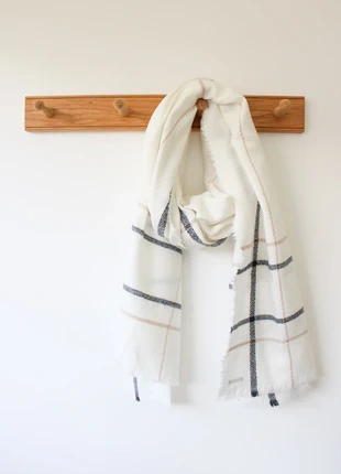 Écharpe Bonobo blanche à fines rayures noires et dorées, marke: Bonobo, zustand: Sehr gut, 6,00 €, 7,00 € beinhaltet Vinted-Käuferschutz Pro