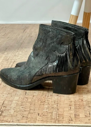 Boots type Santiags cuir noir irisé frangées, merk: Fru.it, staat: Nieuw zonder prijskaartje, maat: 39.5, € 69,00, € 73,15 inclusief Kopersbescherming