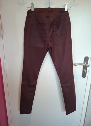 Pantalon Naf Naf effet enduit/ciré couleur lie de vin slim, merk: Naf Naf, staat: Heel goed, maat: L / 40 / 12, € 5,00, € 5,95 inclusief Kopersbescherming