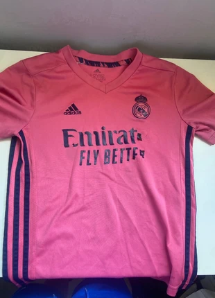 Maillot adidas du réal Madrid rose, merk: adidas, staat: Veelgebruikt, maat: 12 jaar / 152 cm, € 5,00, € 5,95 inclusief Kopersbescherming