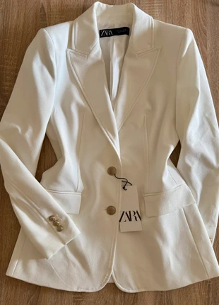 Blazer blanc cintré à épaulettes Zara collection 2025 neuf, brand: Zara, condition: New with tags, size: XS / 34 / 6, €40.00, €42.70 includes Buyer Protection