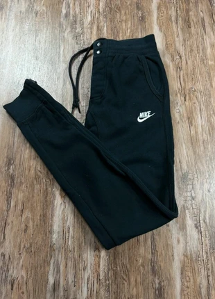 Jogging nike noir logo brodé avec boutons a la taille | Taille XS, merk: Nike, staat: Heel goed, maat: XS, € 12,00, € 13,30 inclusief Kopersbescherming