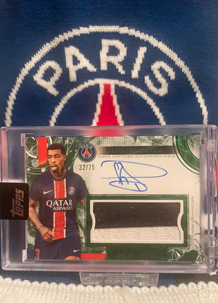 2024/25 Topps Exhibition PSG Presnel Kimpembe Patch Auto /75, marke: Topps, zustand: Sehr gut, 49,00 €, 52,15 € inklusive Vinted-Käuferschutz