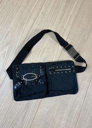 Banane sacoche guess y2k goth noir avec logo en métal noir dark, marque: GUESS, état: Neuf sans étiquette, 39,99 €, 42,69 € Protection acheteurs incluse