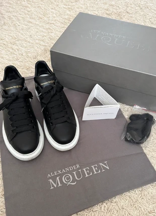 Alexander McQueen Oversized Sneaker – Black/White – Original – Top Zustand!, merk: Alexander McQueen, staat: Heel goed, maat: 37, € 350,00, € 368,20 inclusief Kopersbescherming