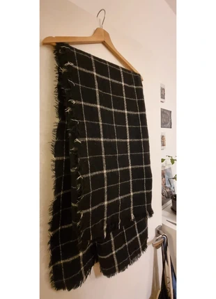 Jolie écharpe oversize noire et blanche Zara Taille M TBE, brand: Zara, condition: Very good, €7.90, €9.00 includes Buyer Protection