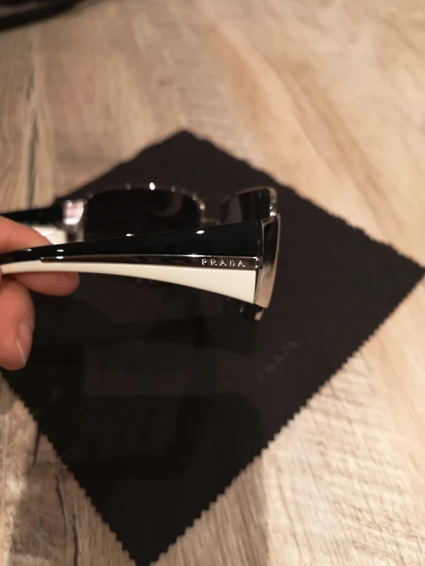 Lunette Prada argenté et branche noir et blanche - photo numéro 4