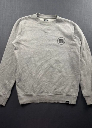 Sweat gris Dickies avec imprimé pirate Sirocco au dos – logo discret à l’avant, style street vintage, brand: Dickies, condition: Very good, size: S, €25.00, €26.95 includes Buyer Protection