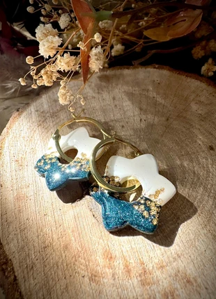 Paire de boucles d’oreilles fleur étoilée nuit et blanche, merk: Fait Main, staat: Nieuw met prijskaartje, € 12,00, € 13,30 inclusief Kopersbescherming