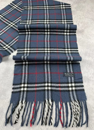 Écharpe Burberry bleu à rayures noires, blanches et rouges old money, marke: Burberry, zustand: Sehr gut, 32,90 €, 35,25 € beinhaltet Vinted-Käuferschutz Pro