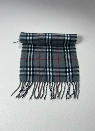 Écharpe Burberry Grise 100% Laine D’agneau, marque: Burberry, état: Très bon état, 39,90 €, 42,60 € Protection acheteurs incluse