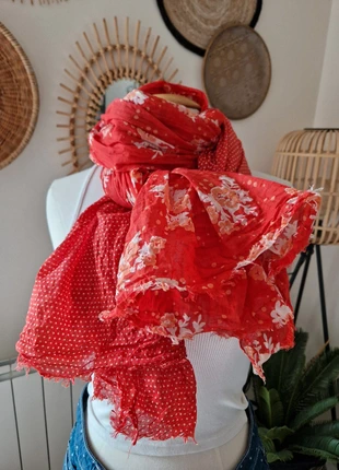 Foulard écharpe Chèche en coton rouge à motifs Liberty 110 x 170 cm et à pois, staat: Heel goed, € 7,00, € 8,05 inclusief Kopersbescherming Pro