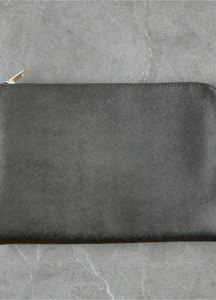 Pochette Sandro noire en cuir grainé – Parfait état, style élégant homme, marca: Sandro, estado: Nuevo sin etiquetas, 67,00 €, 71,05 € Protección al comprador incluida