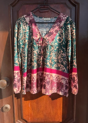 Boho Style Floral Blouse with Tie Collar – Size M/L, estado: Muito bom, tamanho: M / 38 / 10, €6.00, €7.00 inclui Proteção do Comprador