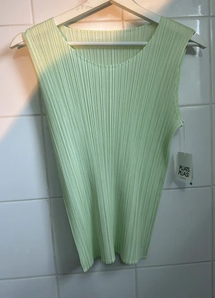 Débardeur Issey Miyake, merk: Pleats Please Issey Miyake, staat: Nieuw met prijskaartje, maat: M / 38 / 10, € 129,99, € 137,19 inclusief Kopersbescherming