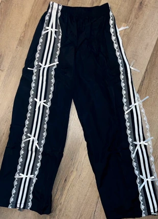 Pantalon noir avec nœuds dentelle kawaii S, marque: y2k, état: Très bon état, taille: S / 36 / 8, 45,90 €, 48,90 € Protection acheteurs (Pro) incluse