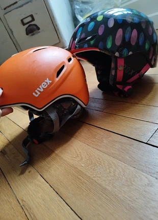 2 casques ski enfants, merk: uvex, staat: Heel goed, maat: XS, € 15,00, € 16,45 inclusief Kopersbescherming