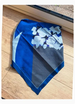 Foulard bleu floral Guy Laroche, marque: Guy Laroche, état: Très bon état, 18,00 €, 19,60 € Protection acheteurs (Pro) incluse