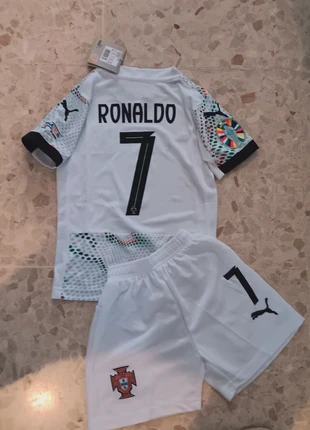 Portugal 25/26 Ronaldo talla28(12-13años), merk: Local, staat: Nieuw met prijskaartje, maat: 13 jaar / 158 cm, € 26,95, € 29,00 inclusief Kopersbescherming