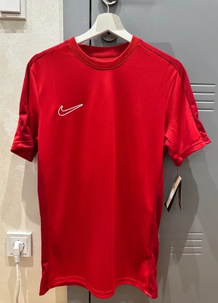 Nike Shirt Rot, marke: Nike, zustand: Neu, mit Etikett, größe: M, 18,00 €, 19,60 € inklusive Vinted-Käuferschutz