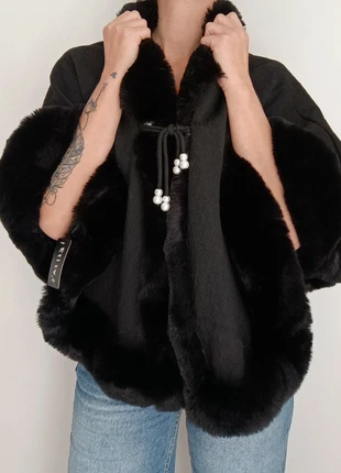 Cape noire fausse fourrure & perles Elisa’s • Neuve avec étiquette • Élégance intemporelle 🖤, brand: Elisa’s, condizioni: Nuovo con cartellino, taglia: Taglia unica, €35.00, €37.45 include la Protezione acquisti