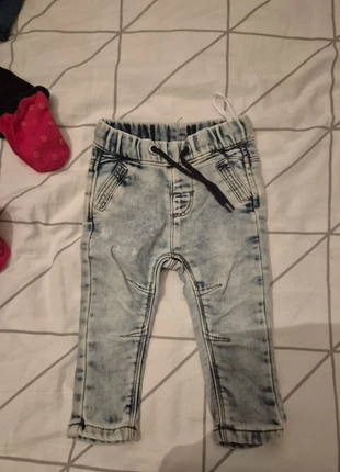 Jeansjogging, merk: Zeeman, staat: Heel goed, maat: 9-12 maanden / 74 cm, € 1,00, € 1,75 inclusief Kopersbescherming
