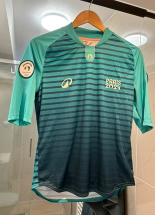 T shirt officiel Volontaire JO Paris 2024 - Neuf, merk: Decathlon, staat: Nieuw zonder prijskaartje, maat: S, € 20,00, € 21,70 inclusief Kopersbescherming