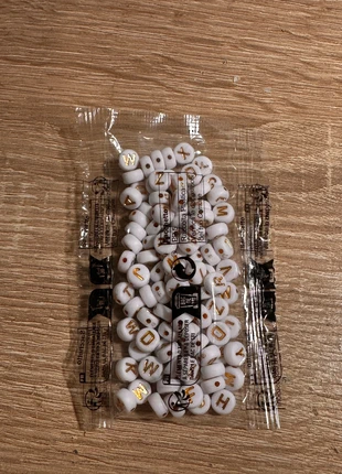 Perles lettres blanches avec lettres dorées – Lot neuf, marca: Shein, estado: Novo com etiquetas, €2.00, €2.80 inclui Proteção do Comprador