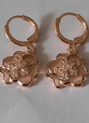 Orecchini con piccolo pendente a fiore, brand: Strass, condizioni: Nuovo senza cartellino, €3.00, €3.85 include la Protezione acquisti