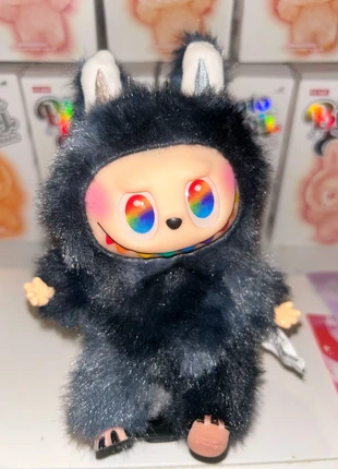 Une peluche labubu énergie v3, marque: POPMART, état: Très bon état, taille: Taille unique, 10,00 €, 11,20 € Protection acheteurs incluse