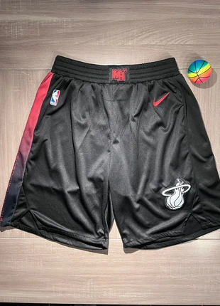 Short NBA Miami Heat – City Edition noir & rouge - Taille L, marke: Nike, zustand: Sehr gut, größe: L, 30,00 €, 32,20 € inklusive Vinted-Käuferschutz