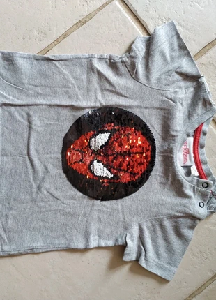 T shirt Spider-Man 12/24 mois paillettes réversibles, brand: Marvel, condizioni: Ottime, taglia: 12-18 mesi / 80 cm, €3.00, €3.85 include la Protezione acquisti