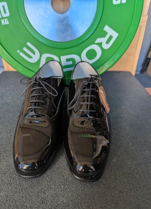 Chaussures habillées vernies neuves – Fabrication La Kalésienne (Chaumont 52), merk: Lakalesienne, staat: Nieuw met prijskaartje, maat: 41, € 30,00, € 32,20 inclusief Kopersbescherming