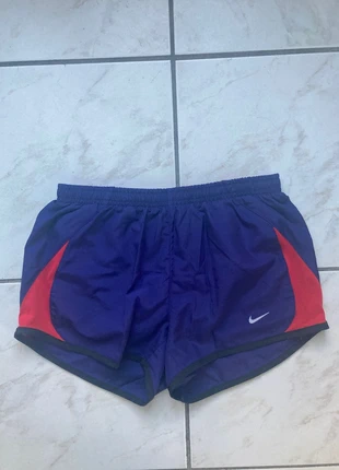 Short running Nike taille XS couleur bleu rouge, marque: Nike, état: Très bon état, taille: XS / 34 / 6, 9,75 €, 10,94 € Protection acheteurs (Pro) incluse