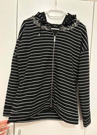 Felpa Oltre nera a righe con cappuccio e perline – taglia S, marque: Oltre, état: Très bon état, taille: S / 36 / 8, 9,00 €, 10,15 € Protection acheteurs incluse