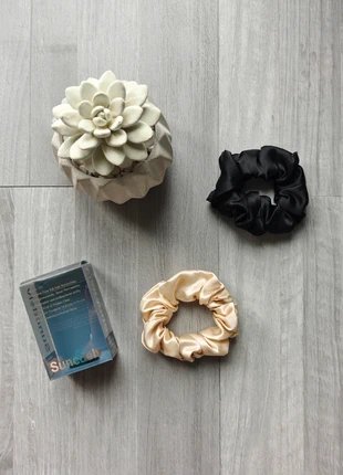 🎀 Lot de 2 Chouchous en soie 💖 L’accessoire premium indispensable pour des boucles sublimées, merk: SOIE, staat: Nieuw met prijskaartje, € 9,00, € 10,15 inclusief Kopersbescherming